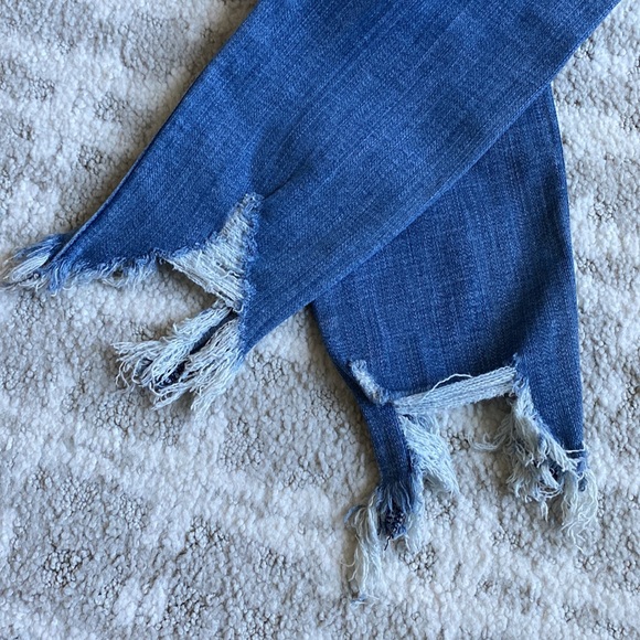 •EXPRESS• NWT Mid-Rise Distressed Cropped Ankle Jeans - Picture 10 of 13